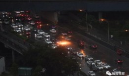 暴雨天升旗视频,致敬风雨中的庄严升旗仪式