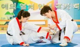 旋风少女压腿集训视频,压腿集训，舞动青春的柔韧力量