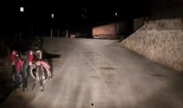 打外国男孩光屁股视频,外国男孩光屁股视频引发伦理争议