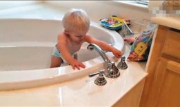 小孩自己洗澡视频,欢乐成长瞬间