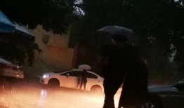 暴雨天升旗视频,致敬风雨中的庄严升旗仪式