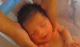 小孩自己洗澡视频,欢乐成长瞬间