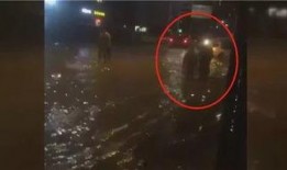 暴雨天升旗视频,致敬风雨中的庄严升旗仪式