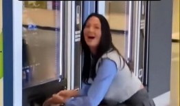 女生脱了内裤视频,内裤视频引发的争议与反思