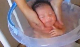 小孩自己洗澡视频,欢乐成长瞬间